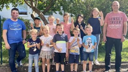 Bild: vsr
Die Kinder freuen sich schon darauf, die selbst gerollten, duftenden Kerzen in den dunklen Wintermonaten anzuzünden.
