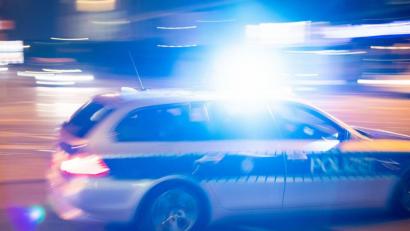 Symbolbild: Lino Mirgeler/dpa
Die Polizei fahndet nach dem Umweltfrevler, der Reifen im Wald bei Trabitz entsorgt hat.