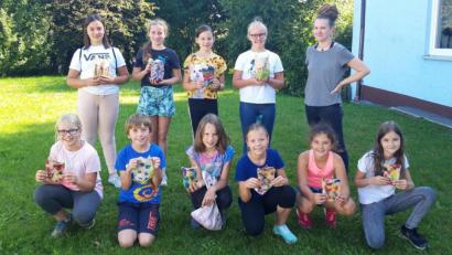 Bild: öt
Auf dem Gelände hinter der Rektor-Haindl-Aula erläuterte zu Beginn des Lehrgangs Magda Wolf aus Lenau (stehend rechts) den Kindern alles Wissenswerte über Schafwolle.