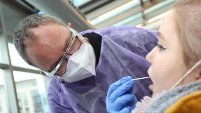 Symbolbild: Matthias Bein
Vor dem ersten Schulunterricht im neuen Schuljahr muss jeder Schüler negativ auf Corona getestet sein.