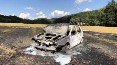 Bild: Polizeiinspektion Amberg/exb
Ausgebranntes Auto auf abgebranntem Stoppelfeld: Ein Fahranfänger, der auf diesem abgeernteten Acker seine Runden gedreht hatte, verursachte dadurch ein Feuer. Fast hätten die Flammen noch auf den Wald übergegriffen.