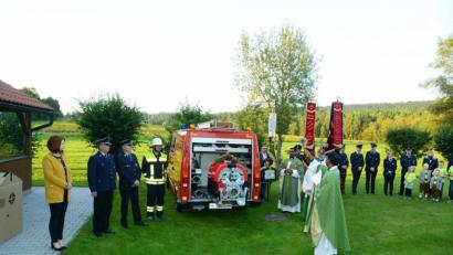 Bild: bey
Pfarrer Julius Johnrose segnet im Beisein Bürgermeisterin Marina Hirnet, Kommandant Wolfgang Reber, Vorsitzenden Hubert Völkl, Maschinist Thomas Pentner (von links) sowie der Wehrmitglieder aus Waldkirch, der Patenvereine Waldthurn und Brünst sowie zahlreichen Bürgerinnen und Bürgern des Ortsteiles die neue Tragkraftspritze.