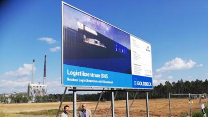Bild: gmü
Landtagsabgeordneter Stephan Oetzinger (links) und Bürgermeister Ludwig Biller machen sich ein Bild von der Großbaustelle der BHS. Im Hintergrund ein Teil der Betriebsgebäude der Pilkington AG.