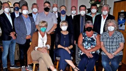 Bild: R. Kreuzer
Der neu gewählte Vorstand des Behinderten- und Vitalsportvereins Weiden mit Vorsitzender Sabine Birner (vorne sitzend, Mitte, schwarze Maske), Martina Weiß links daneben.