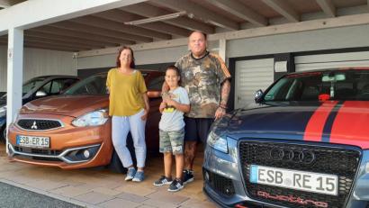 Bild: Lowak
Evi und Ralf Hönig mit Sohn Silas aus Windischeschenbach fahren Autos mit einem ESB-Kennzeichen. "Wir sind aus Eschawo, das passt", sagen sie.