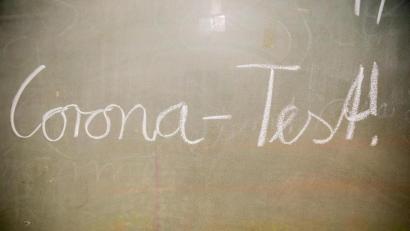 Symbolbild: Christoph Soeder/dpa
Ab einem Corona-Inzidenzwert von 35 gilt in Bayern seit Montag, 23, August, in Innenbereichen größtenteils die 3G-Regel (geimpft, genesen oder getestet)