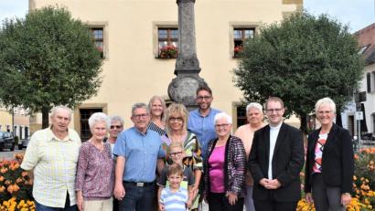 Bild: rgr
Gunda Schönmann-Wolff (Vierte von rechts) feiert ihren 80. Geburtstag. Alles Gute wünschen ihr neben ihrer Familie auch zweite Bürgermeisterin Anita Stauber (von rechts), Pfarrer Daniel Fenk und Maria Zitzmann vom Pfarrgemeinderat.