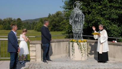Bild: pop
Pfarrer Werner Sulzer (rechts) segnet die Figur des heiligen Nepomuk auf der Friedhofbrücke in Schmidmühlen. Mit dabei Bürgermeister Peter Braun und der Künstler Franz Schmid.