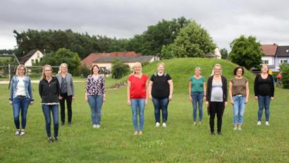 Bild: ffl
Der neue Vorstand der Spielplatzfreunde Holzhammer (von links): Susanne Kick, Maria Kumeth, Monika Schlosser, Vorsitzende Andrea Friedl, Marina Basler-Wagner, Elisabeth Lindthaler, Susanne Siegert, Viktoria Kraus, Michaela Prüll und Stefanie Wagner.