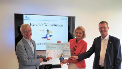 Bild: Hauptzollamt Regensburg
Margit Brandl bei der Scheckübergabe mit Prof. Segerer (links) und Prof. Melter.