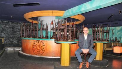 Bild: stg
Bürgermeister Roman Schäffler würde auch als Disco-Besitzer ein gutes Bild abgeben: Eine künftige Nutzung des Gebäudes als gastronomischen Betrieb schließt er aber aus.