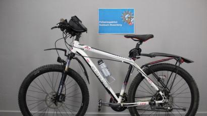 Bild: Polizeiinspektion Sulzbach-Rosenberg/exb
Wem gehört dieses gut ausgerüstete, weiße 26-Zoll-Mountainbike der Marke „Kilimanjaro“? Die Sulzbach-Rosenberger Polizei sucht Zeugen, die ihr bei dieser Frage weiterhelfen können.