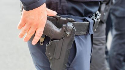 Symbolbild: Julian Stratenschulte
Am Mittwochnachmittag sind bei einer Polizeikontrolle auf der A6 bei Schmidgaden Schüsse gefallen.