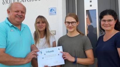 Bild: gis
Andreas und Andrea Voit (von links) freuen sich über die Plakette „Schwalben willkommen“, die Nadine Arzt und Anna Schäffer vorbei brachten.