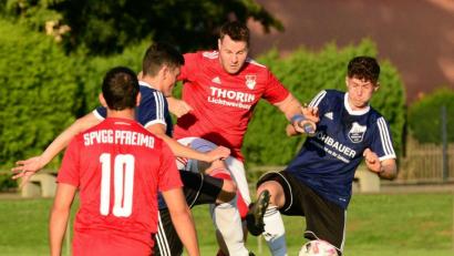 Bild: ham
Pfreimds Spielertrainer Bastian Lobinger (hinten im roten Trikot) im Duell mit zwei Spielern des SC Luhe-Wildenau. Die Partie vor gut einer Woche endete 0:0. Am Sonntag gegen die SV Grafenwöhr wird es ähnlich schwer werden.