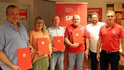 Bild: jma
Die Jubilare der Auerbacher Sozialdemokraten zusammen mit (Fünfter und Sechster von links) SPD-Bundestags-Direktkandidat Johannes Foitzik und Ortsvereinsvorsitzendem Peter Danninger.