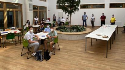 Bild: Walter-Höllerer-Realschule/exb
Letzte Vorbereitungen laufen für die Info-Points im Atrium, an denen die Walter-Höllerer-Realschule am Dienstag, 14. September, ihre Fünftklässler begrüßen wird. Deren Freizeittutoren bereiten kleine Starterpakete vor.