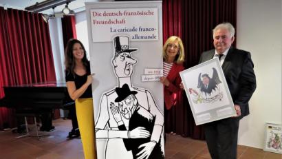 Bild: ubb
Museumsleiterin Stefanie Süß, Museumsmitarbeiterin Herta Zölch und Zweiter Bürgermeister Peter Gold (von links) freuen sich sehr, mit den Karikaturen deutsch-französischer Künstler eine Ausstellung ins Haus geholt zu haben, die perfekt zum 20.Geburtstag der Städtepartnerschaft zwischen Tirschenreuth und La Ville du Bois passt.