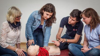 Bild: Tobias Grosser/exb
Ein Ausbilder demonstriert Frauen die Wiederbelebung am Kind.