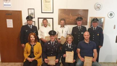 Bild: bey
Für 40jährige Treue zur Freiwilligen Feuerwehr Waldkirch wurden Bernhard Träger und Konrad Träger (hintere Reihe, helle Hemden von links), für 25jährige Zugehörigkeit zur Wehr Christian Käa, Marina Völkl und Matthias Reber (vorne, mit Urkunden von links) geehrt.