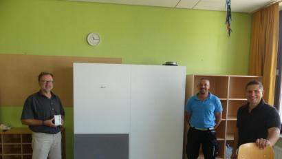 Bild: rn
Bürgermeister Marcus Gradl überzeugte sich: 28 Räume der MGS sind mit einer fest verbauten Luftfilteranlage ausgestattet, für deren Wartung Hausmeister Udo Drechsler (Mitte) zuständig ist. Zu Demonstrationszwecken aktivierte Wolfgang Bodensteiner (links) noch einmal eine Corona-Ampel.