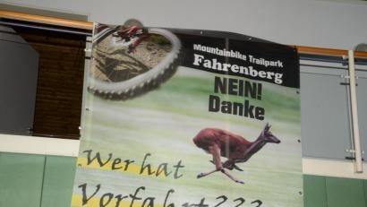 Bild: bey
Jagdpächter Michael Kraus musste sein Transparent wieder entfernen. Auch sonst gibt es viel Kritik am geplanten Trailpark.