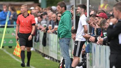 Archivbild: ref
Konzentriert beobachtet Ammerthals Trainer Michael Hutzler (grüne Jacke) an der Seitenlinie das Geschehen auf dem Platz. Im Spitzenspiel am Sonntag gibt es für ihn ein Wiedersehen mit seinem früheren Verein.