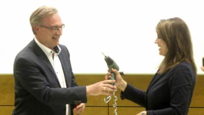 Bild: Hirsch
CSU-Kreisvorsitzender Alexander Flierl (links) überreichte Bundestagskandidatin Martina Engelhardt.Kopf (rechts) symbolisch eine Maschine zum Bohren dicker Bretter.