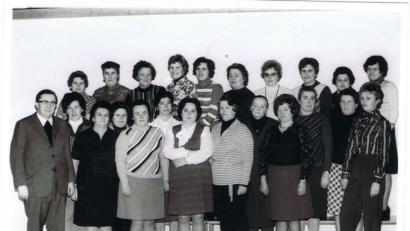 Archivbild: gi
Die Gründungsmitglieder des Frauenbundes Moosbach, vor 50 Jahren mit Pfarrer Josef Fromm: Christa Eckl, Maria Schmidt, Irmgard Fuchs, Anna Kühn, Anna Kölbl, Gertraud Guttenberger, Annemie Bennerl, Maria Beugler, Erna Busch, Lina Bernhard, Maria Kemnitzer und Maria Bernhard (erste Reihe von links); Franziska Forster, Rosa Schötz, Fanny Hierold, Luzia Guttenberger, Sieglinde Hierold, Hildegard Schnupfhagn, Margarete Kellermann, Anni Hammer, Barbara Bock, und Elfriede Hofmeister (obere Reihe von links).