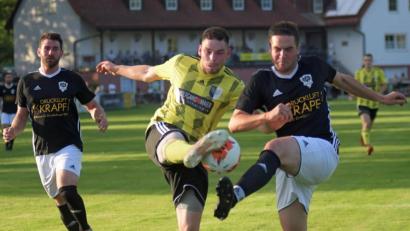 Archivbild: otr
Kräftig dagegenhalten sollen die Jungs der DJK Weiden (in Schwarz) auch beim Spitzenteam aus Tremmersdorf. Es geht um Rang eins in der Kreisliga Nord.