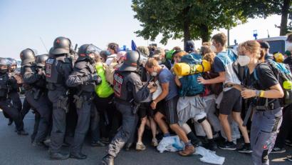 Bild: Peter Kneffel
Demonstranten stoßen an der Theresienwiese mit Einsatzkräften der Polizei zusammen. Foto: Peter Kneffel/dpa