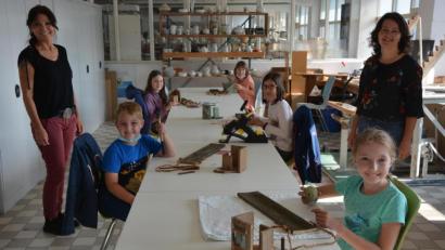 Bild: jr
Eifrig genutzt wurde im Rahmen des Ferienprogramms wieder der Pädagogikraum im Museum Mitterteich. Zuletzt bastelten die Kinder kleine Vogelfutterstationen. Über das große Interesse freuten sich Kursleiterin Nicole Schuller (rechts) und Marion Papsch vom Museumsteam.