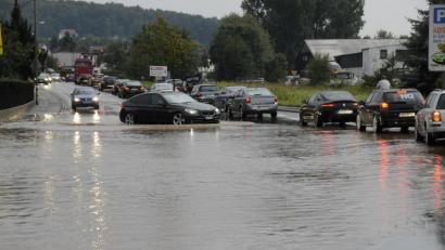 Archivbild: Petra Hartl
So sah es am Nachmittag des 2. September 2011 auf der Bayreuther Straße aus. Enorme Wassermassen schossen damals durch Ammersricht und den Wagrain.