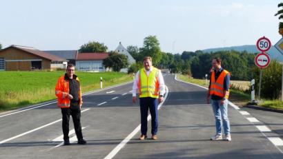 Bild: jp
Freuten sich über die pünktliche Wiedereröffnung der sanierten und neu asphaltierten B 299 (von links): Baudirektor Stefan Noll, Bürgermeister Stefan Braun und Technischer Amtsrat Stefan Weiss.