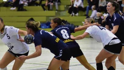 Bild: Alfred Schwarzmeier
Die Damen der HSG Nabburg/Schwarzenfeld (dunkle Trikots) bei einem Spiel in Weiden im Jahr 2020. Nach dieser Saison stieg die HSG auf. Die darauffolgende Spielzeit wurde aber wegen Corona nach nur wenigen Wochen abgebrochen. In gut zwei Wochen geht es erneut los.