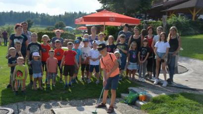 Bild: jr
Groß war das Interesse an einer Bimmelbahnfahrt und dem anschließenden Minigolfspielen auf der Anlage in Großbüchlberg. 26 Kinder hatten sich auf Einladung des Katholischen Landvolks Leonberg an dem Ausflug beteiligt.