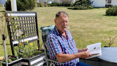 Bild: Eichl
Oswald Schmidt auf seiner Terrasse: Der Vohenstraußer hat sich mit dem eigenen Buch einen Traum erfüllt.