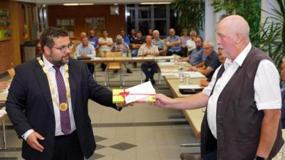 Bild: bkr
Der Gemeinderat verabschiedete am Donnerstag Peter Merkl. Er dankte ihm für über 25 Jahre Engagement als Bürgermeister und Gemeinderat. Amtierender Rathauschef Thomas Kaufmann (links) überreichte zur Erinnerung ein Abschiedsgeschenk.