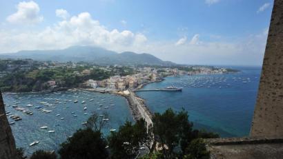 Bild: Gino Cianci/dpa
Blick über Ischia - die Insel im Golf von Neapel ist nur eines von vielen Zielen der Studienreisen, die die VHS Tirschenreuth anbietet.