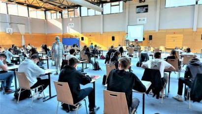 Bild: lg
Die stellvertretende Schulleiterin, Christine Paschen, wünschte den Jugendlichen der künftigen Q 11 einen erfolgreichen Ferienkurs in Mathematik.