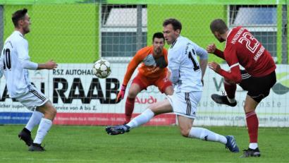 Archivbild: Büttner, Gerhard
Ob Marko Smodlaka (Zweiter von links) weiter im Tor der SpVgg SV Weiden stehen wird, will Trainer Andreas Scheler erst kurzfristig entscheiden. Die Spielberechtigung für Neuzugang Michael Heisig ist mittlerweile eingetroffen.