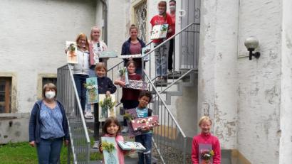 Bild: Frauenbund Münchenreuth/exb
Stolz präsentierten die Kinder die gebastelten Werke.