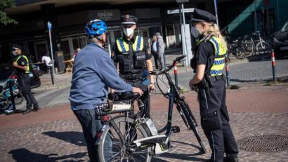 Symbolbild: Sina Schuldt/dpa
Die Polizei kontrolliert verstärkt Radfahrer. Wer mit mehr als 1,6 Promille unterwegs ist, den erwarten hohe Strafen.