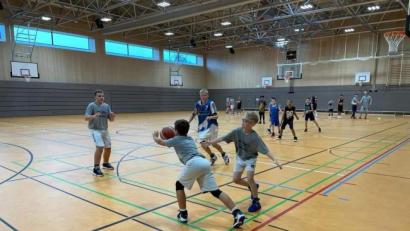Bild: Alina Hering /exb
Die Kinder geben Vollgas beim Basketballcamp.