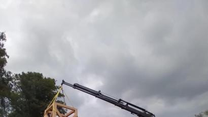 Bild: ak
Mit einem Kranlastwagen setzten die Mitarbeiter des Bauhofes den neuen Glockenturm für Guttenthau auf sein Fundament.