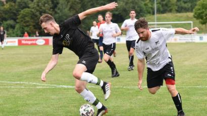 Archivbild: gb
Noch ohne dreifachen Punktgewinn reist der FC Tirschenreuth zum Tabellennachbarn FC Rehau. Tore von Nico Stark (links, Szene aus der Partie gegen den FC Lorenzreuth) sollen für den ersten Saisonsieg sorgen.