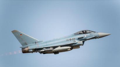 Archivbild: Christophe Gateau/dpa
Ein Eurofighter der deutschen Luftwaffe bei einem Flug.