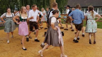 Bild: sak
Zwölf Paare tanzen bei der Schlichter Kirwa um den Baum. Als der Walzer endete, halten Petra Dotzler und Andreas Weiß den richtigen Strauß in Händen und sind somit das neue Oberkirwapaar.