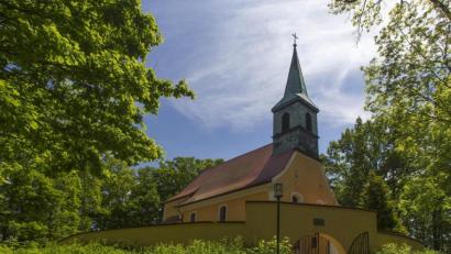 Bild:  Stefan Gruber/exb
Die Nikolauskirche liegt idyllisch auf dem Kirchenhügel von Etzenricht.