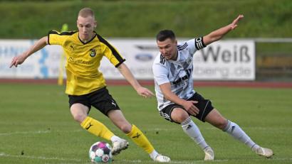 Archivbild: ref
Wenn nicht jetzt, wann dann? Der FC Amberg (links Marco Helleder) hofft im Kellerduell beim Tabellenletzten TS Bad Abbach auf seinen zweiten Saisonsieg.